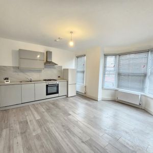 4 bedroom flat to rent - Photo 2