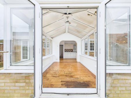 4 bedroom detached house to rent - Photo 2