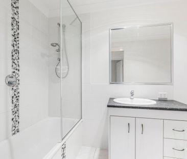 Modern Townhouse with Air Conditioning! - Photo 3