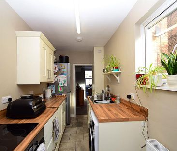 3 bedroom end of terrace house to rent - Photo 1