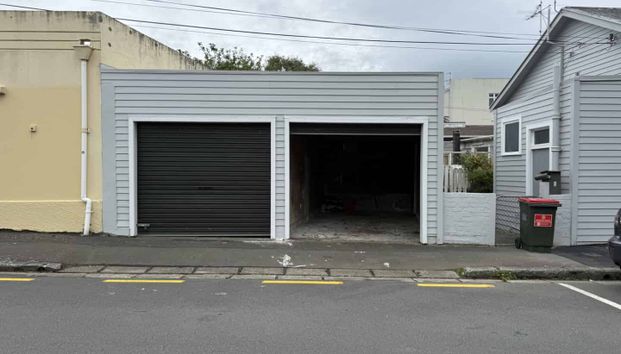 Good sized, dry lockable single garage - Photo 1