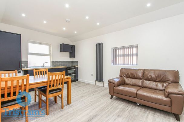 2 bed Flat for Rent - Photo 1