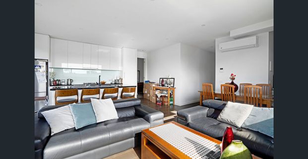 TOP-FLOOR SUB-PENTHOUSE IN THE HEART OF OAKLEIGH - Photo 1