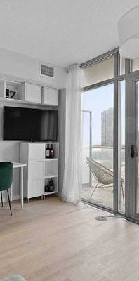 Condo Rental - Stylish 1 Bed, 1 Bath with Balcony, City & Water Views - Photo 1