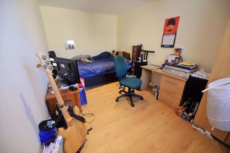 2 bedroom Flat in Flat 2, Leeds - Photo 5