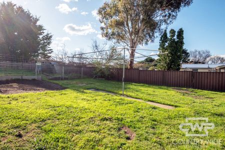 Family home in the heart of town - Photo 4