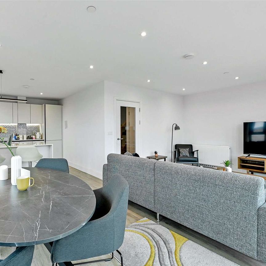 A very spacious and rarely available three bedroom duplex penthouse apartment. Fully furnished with private balcony, two parking spaces and far reaching views. - Photo 1