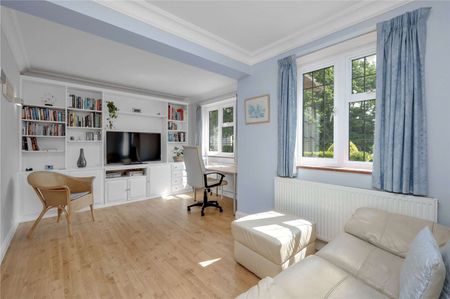 A stunning character home located in a private estate moments from Esher high street. - Photo 4
