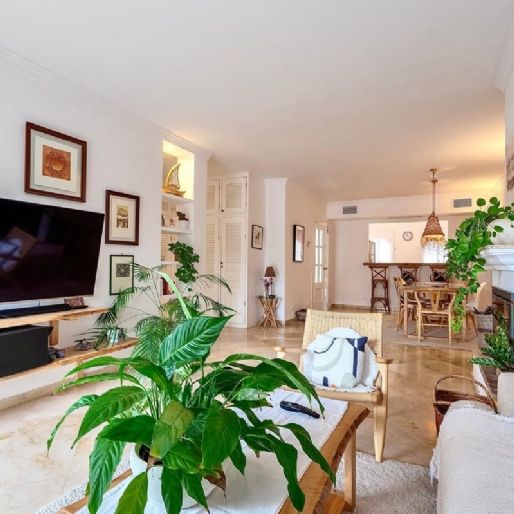 3 Bedroom Townhouse For Rent in Nueva Andalucía, Málaga - Photo 1