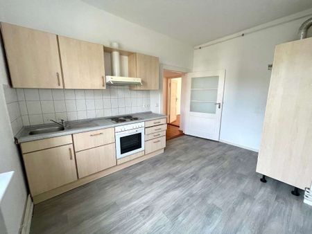 Renovierungsbed&uuml;rftige 3-Zimmer Wohnung zum 16.12.24! - Photo 3