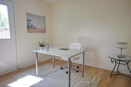 Condo Townhouse For Lease | N9255946 - Photo 2