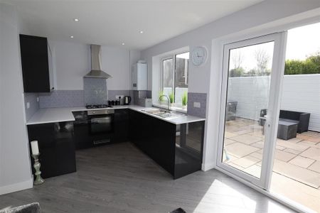 2 bedroom semi-detached bungalow to rent - Photo 3