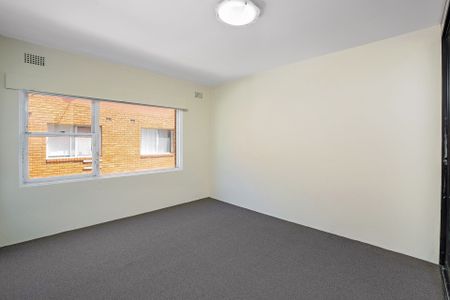 Bright & Sunny Two Bedroom Apartment - Photo 3