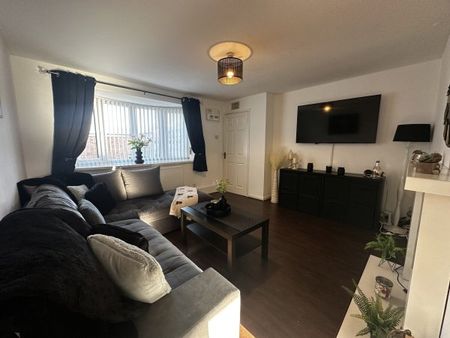 Eastleigh Drive. Mansfield Woodhouse, Mansfield, NG19 - Photo 2