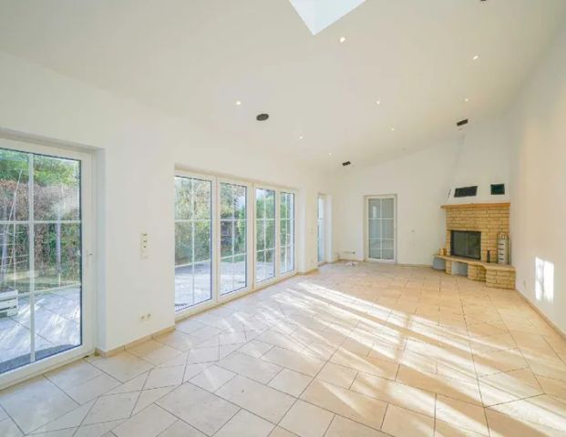 Freistehendes Einfamilienhaus mit Garten und Sonnenbalkon - Photo 1