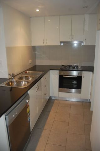 LARGE SPLIT LEVEL APARTMENT - Photo 4