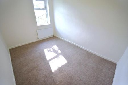 3 bedroom flat to rent - Photo 2