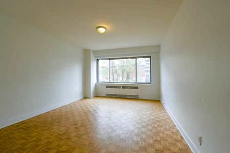 3555 Cote-des-Neiges Road, Montréal, QC - Photo 3