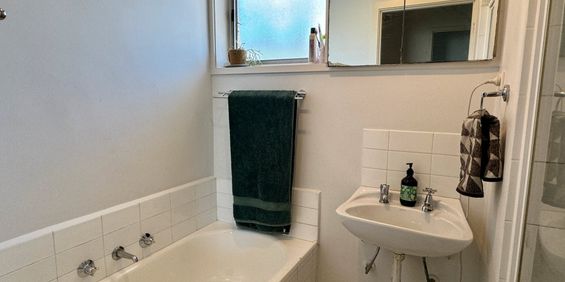 Perfectly Positioned 2 bedroom in Ascot Vale - Photo 3