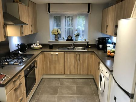 3 bedroom semi-detached house to rent - Photo 5