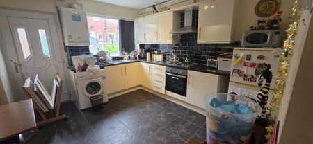 2 Bed - 27 Park View Avenue, Burley, Leeds - LS4 2LH - Student - Photo 4