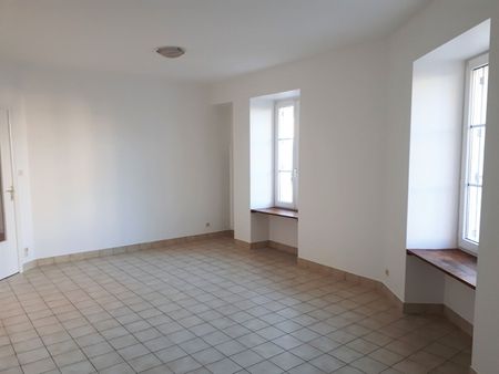 Centre-bourg, appartement en rez-de-chaussée - Photo 2