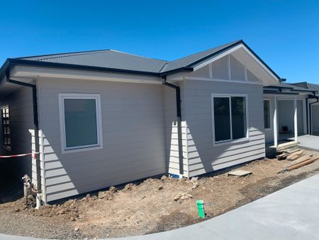 Modern, Low maintenance unit! - Photo 4
