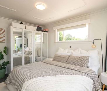 Sunny and Spacious three-bedroom brick - Photo 3