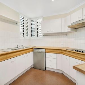Spacious and Quiet Townhouse - Photo 2