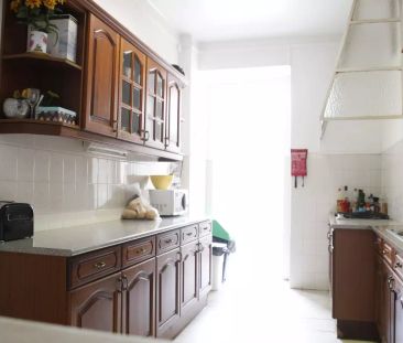 Bright room for rent in Avenidas Novas, Lisbon - Photo 6