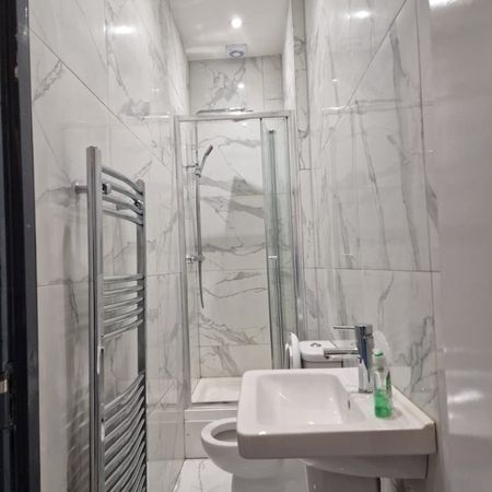 2 Bed Flat, Upper Tooting Road, SW17 - Photo 3