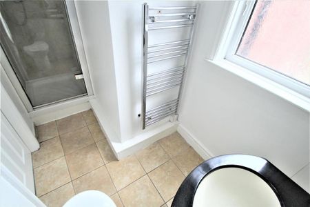 1 bedroom in a house share to rent - Photo 4