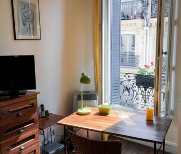 Logement à Paris, Location meublée - Photo 2