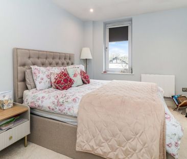 The Broadway, Farnham Common, Buckinghamshire,SL2 - Photo 3