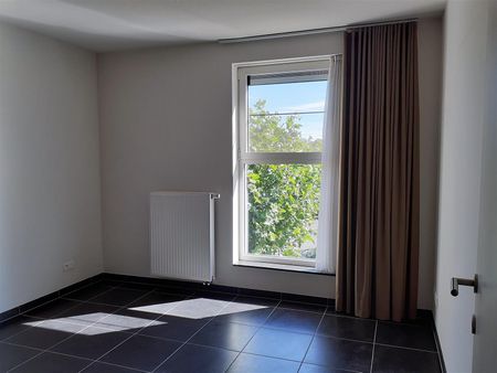 Instapklaar appartement met 2 slaapkamers, terras en autostaanplaats - Photo 2