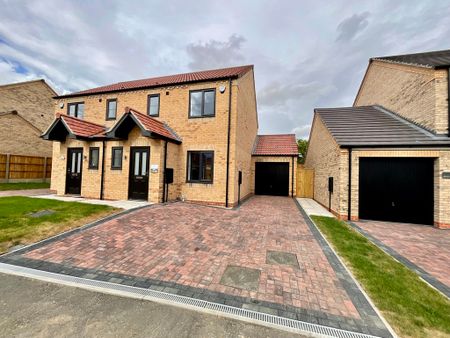 3 bedroom Semi-Detached House to let - Photo 5