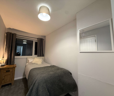Close to Redditch town centre- Ensuite room. Bills included Room 1 ... - Photo 2