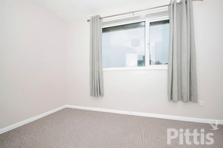 2 bedroom end of terrace house to rent - Photo 4