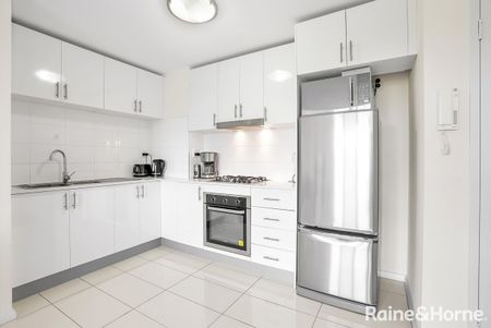 Modern & Stylish Apartment - Photo 3