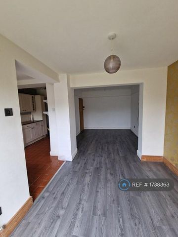 4 bedroom semi-detached house to rent - Photo 3