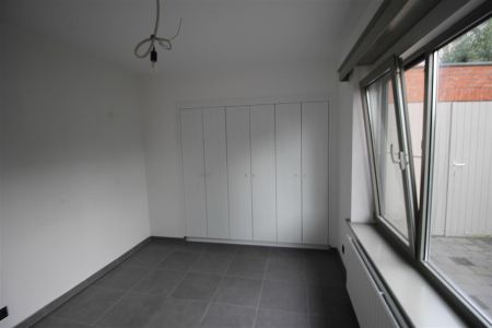 Vrijstaande gerenoveerde woning met 3 slaapkamers, tuin, terras en garage. - Photo 2