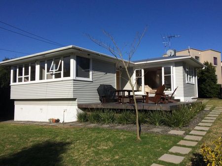 Charming 3-Bedroom Weatherboard Home in Ellerslie - Photo 4