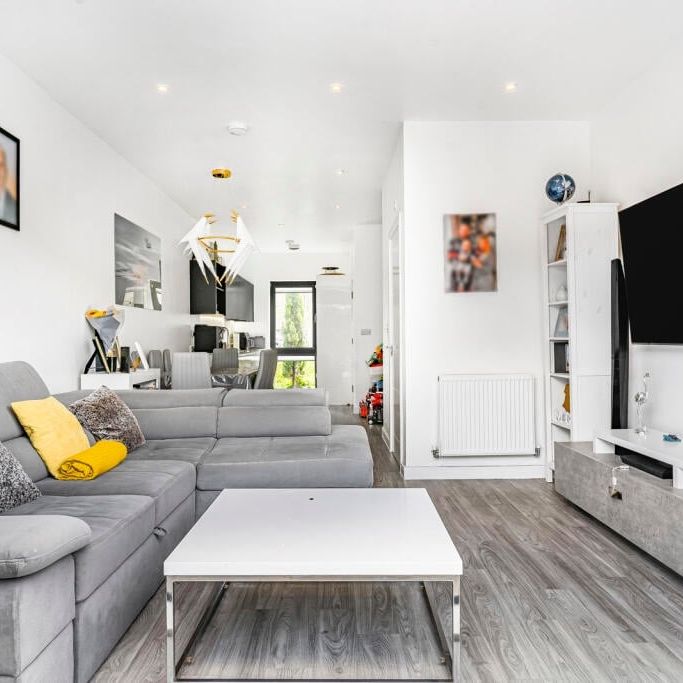 3 Bed Terraced House, South End, CR0 - Photo 1