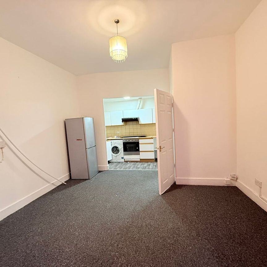 2 Bed Flat, Norfolk Road, IG3 - Photo 1