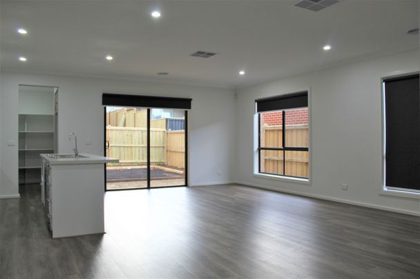 LUXURIOUS FAMILY HOME!!! - Photo 1