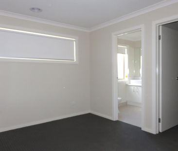 Spacious 4-Bedroom Family Home in Craigieburn - Photo 4