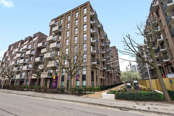 An upper floor apartment with balcony and waterfront views, in the newly completed Huntley Wharf development by Berkeley Homes. - Photo 1