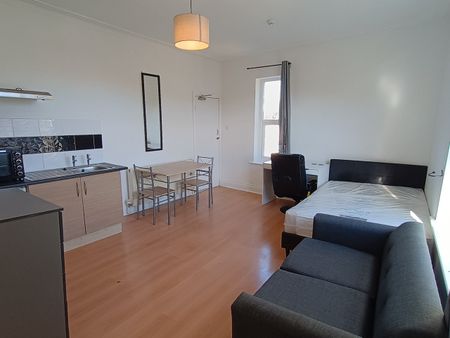 Studio Flat, Hollyshaw Lane, LS15 - Photo 4