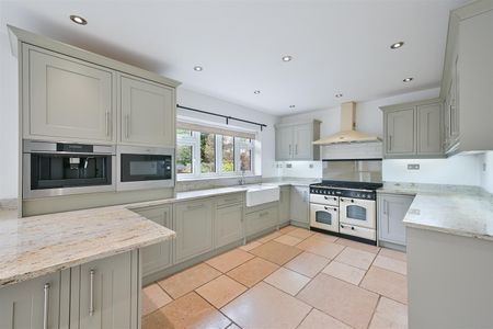 To Let 5 Bed House - Detached - Photo 4