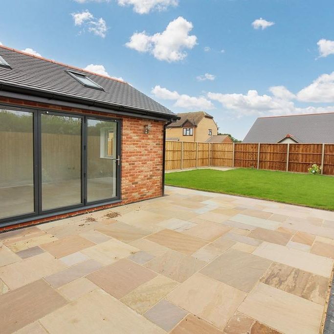 2 bedroom bungalow to rent - Photo 1